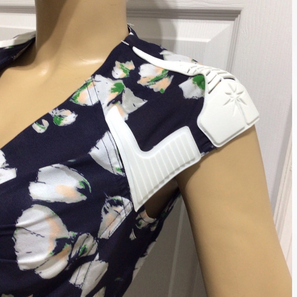 BYRON LARS BEAUTY MARK SIZE 4 NAVY BLUE FLORAL TOP WITH PEPLUM - Picture 4 of 8